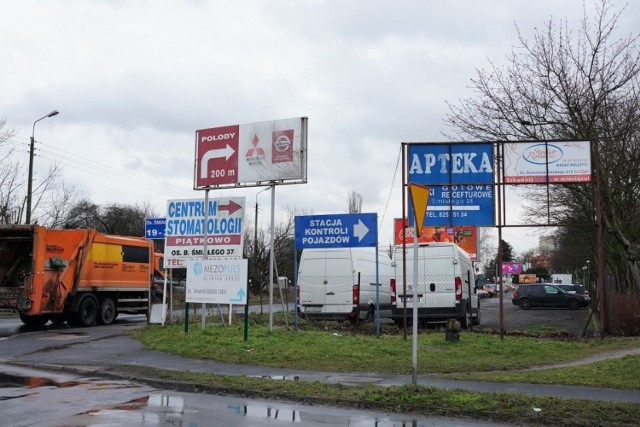 Zdaniem mieszkańców największy chaos reklamowy można zobaczyć m.in. przy  wyjeździe z ul. Wachowiaka na ul. Umultowską. Dlatego radni proponują, by w tym miejscu, a także na ul. Wiechowicza na wysokości bloku nr 17 postawiono estetyczne pylony.