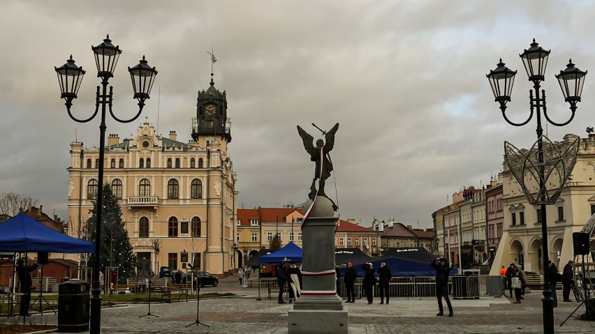 Na jarosławskim rynku odsłonięto figurę św. Michała Archanioła [ZDJĘCIA, WIDEO]