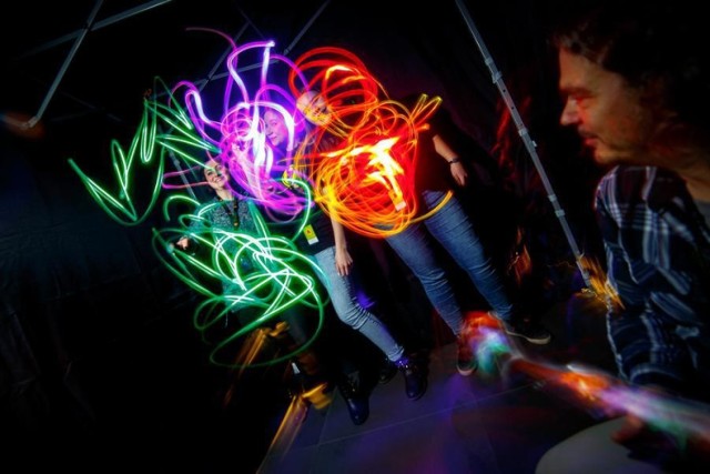 W ramach tegorocznego festiwalu „Ale Kino!” odbędzie się unikalna akcja „Polska Światłoczuła. Malowanie światłem”, zorganizowana w „światłoczułym punkcie” w Atrium CK Zamek, w którym powstaną zaskakujące kompozycje namalowane w przestrzeni 3D.
