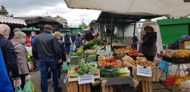 Targowisko Miejskie w Dąbrowie Górniczej 7 maja zostało otwarte w pełnym zakresie. Można kupić odzież, firanki, meble