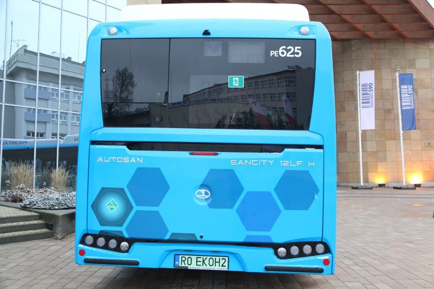 Wodorowy autobus atrakcją Kongresu 590. Goście poznali pojazd produkowany w Sanoku [ZDJĘCIA, WIDEO]