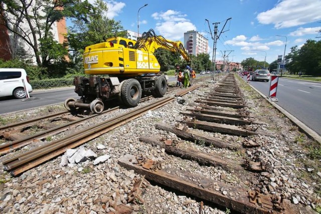 Za przebudowę głównego odcinka trasy tramwajowej na odcinku od ulicy Broniewskiego do skrzyżowania z ulica Bałtycką, odpowiada KZN Rail z Krakowa, czyli ta sama firma, która nie dotrzymała terminów na Hallera.