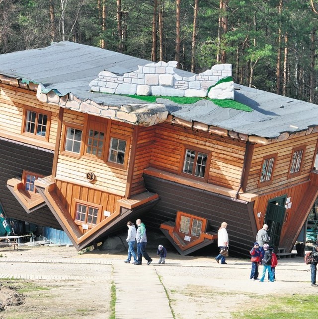  Szymbark.

Centrum Edukacji i Promocji Regionu z domem do góry nogami. 
Pon.-sob. 9-19, niedz. i  św.  10-19, bilety: 15 zł.