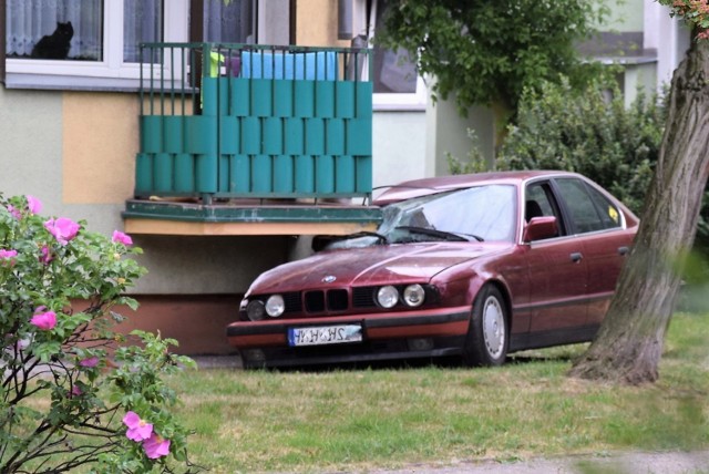 18-latek z Kalisza stracił panowanie nad samochodem, zjechał na chodnik, a następnie na trawnik. Auto rozbiło się o ścianę pobliskiego bloku.

WIĘCEJ: W Kaliszu 18-latek rozbił bmw o ścianę jednego z bloków