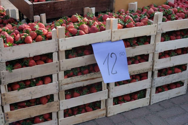 Ostatni dzień kwietnia na żarskim targowisku. Zobaczcie, co można tutaj kupić.