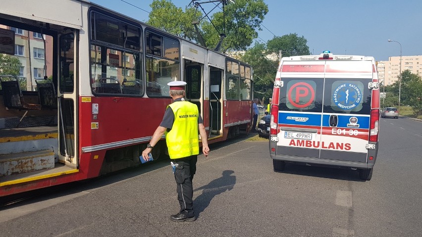 Wypadek na Dąbrowskiego w Łodzi. Zderzenie tramwaju z...