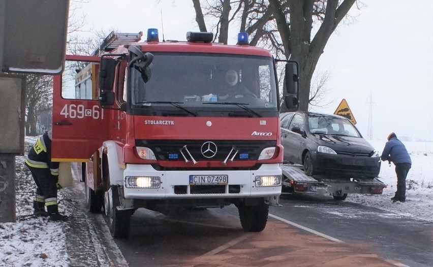 Powiat inowrocławski. Po zderzeniu ciężarówki z osobówką w Rożniatach na drogę wylało się paliwo. Zobaczcie zdjęcia z miejsca zdarzenia