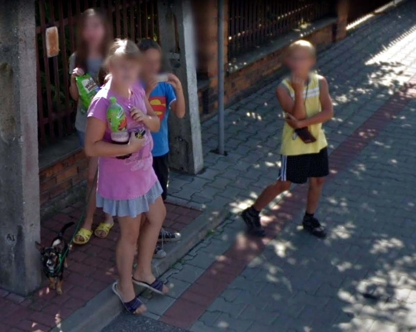 Mieszkańcy osiedla Górki w Łowiczu na Google Street View. Kogo złapała kamera? [ZDJĘCIA]