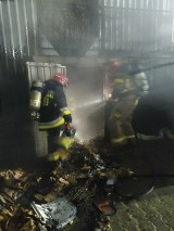 Pożar kontenera, dym dostał się do środka sklepu. Nocna akcja strażaków [FOTO]