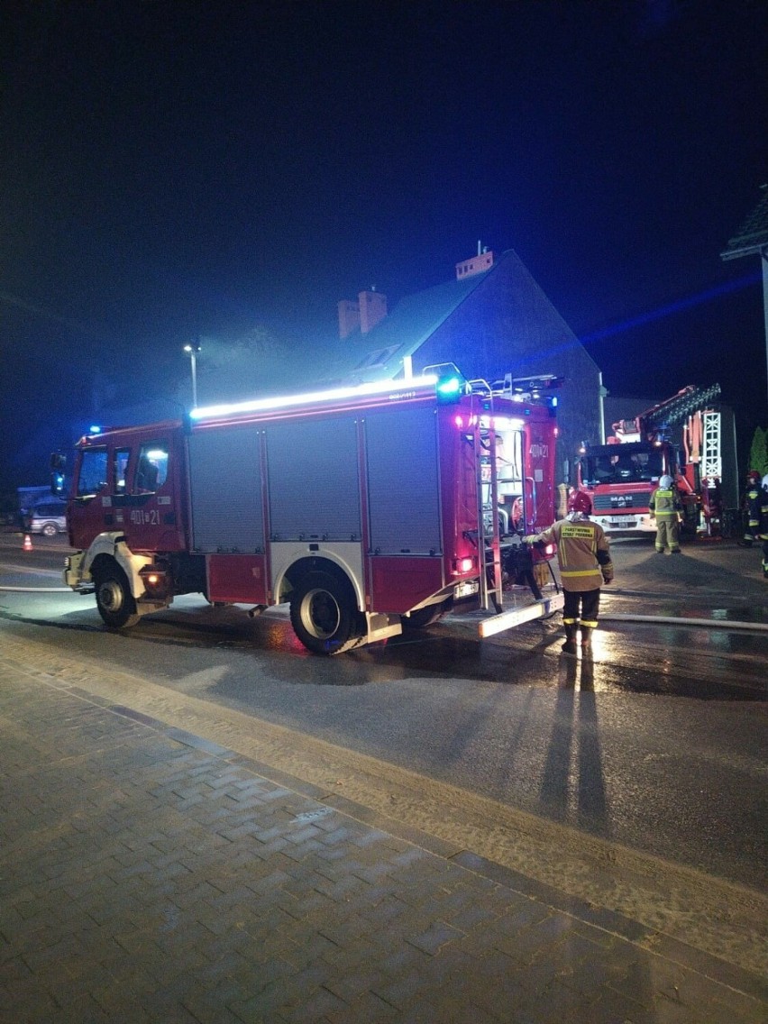 Pożar blaszanego kontenera przy sklepie w Busku-Zdroju. Nocna akcja strażaków. Zobacz zdjęcia