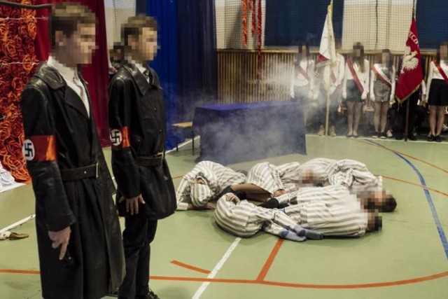 Dzieci przebrane za gestapo i „gazowanie więźniów". Tak szkoła w Łabuniach świętowała przyjęcie imienia