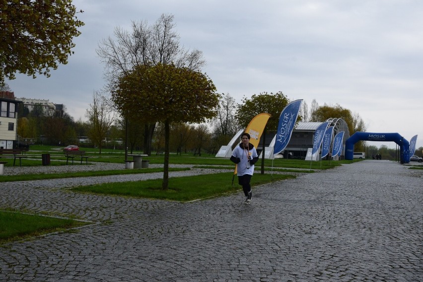 Ponad 130 uczestników Biegu Dobra w Sandomierzu, pokazało, że mimo deszczu można pomagać. Szczytna akcja dla Bartoszka Jędrasika. Zobaczcie