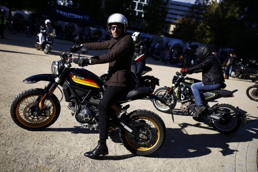 Zlot motocykli w Warszawie. The Distinguished Gentleman's Ride na placu Europejskim [ZDJĘCIA]