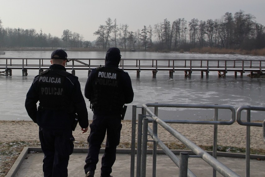 Policja apeluje o ostrożność.