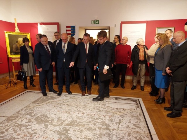 Wśród gości otwierających wystawę byli: od lewej:  poseł Marek Kwitek,  Piotr Wawrzyk wiceminister spraw zagranicznych, Jarosław Sellin wiceminister kultury  oraz Mikołaj Getka-Kenig, dyrektor Muzeum Zamkowego w Sandomierzu.