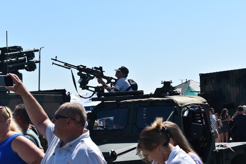 Polska armia prezentuje uzbrojenie na pikniku w Niecieczy. Można wsiąść do czołgu lub transportera oraz spróbować żołnierskiej grochówki