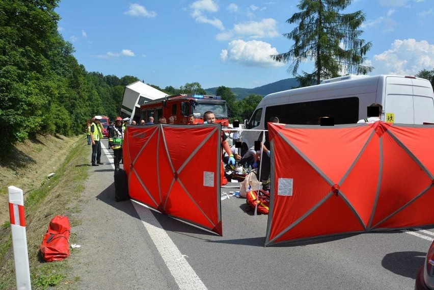 Wypadek w Tenczynie. Szkolny autokar zderzył się z...