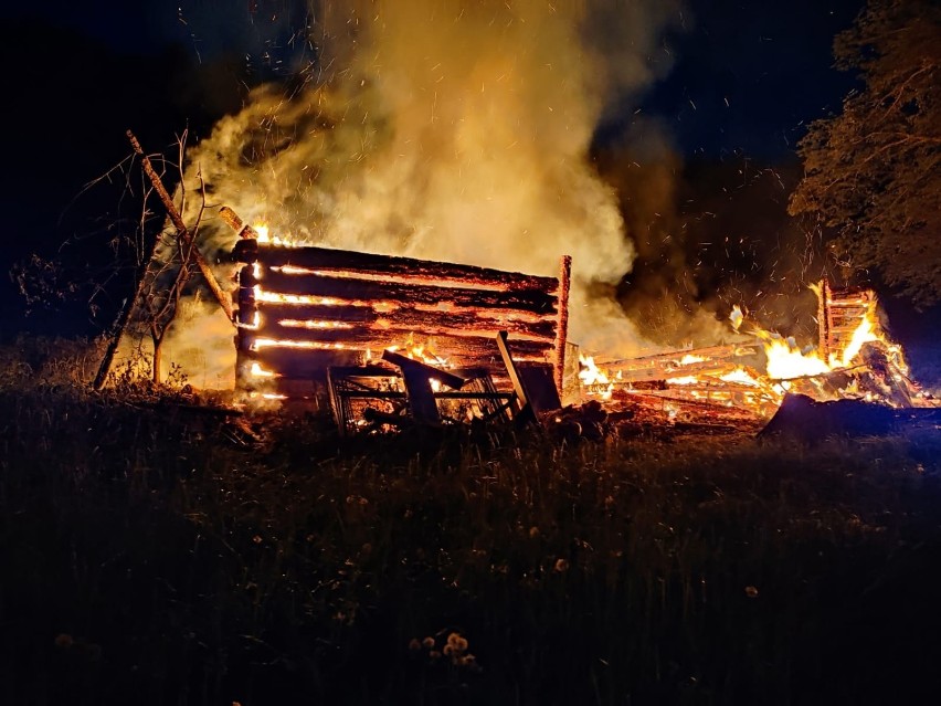 Pogwizdów koło Bochni. Kilkudziesięciu strażaków walczyło z pożarem stodoły. W drodze na akcje na podmokłym terenie ugrzązł wóz strażacki 