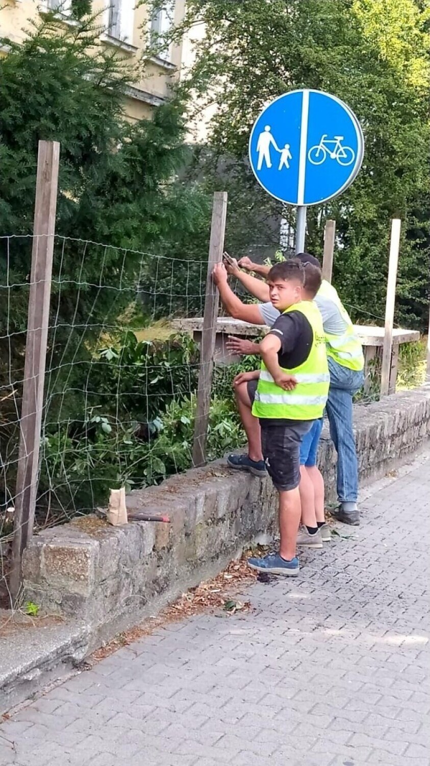 Czy pustostan z ulicy Dworcowej w Lesznie zmieni swoje oblicze? Za ogrodzeniem pojawili się robotnicy ZDJĘCIA