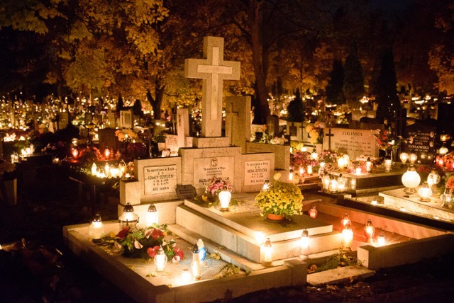 Zobaczcie wyjątkowe zdjęcia toruńskich cmentarzy, które po zmroku rozświetlają tysiące zapalonych na nagrobkach światełek.

POLECAMY:
Najdziwniejsze podatki na świecie
Rakotwórcza substancja nad Polską!
Najpopularniejsze imiona ostatnich 17 lat