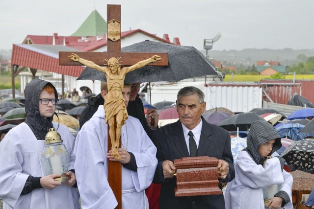 Kadry z uroczystości pogrzebowych ks. prałata Sylwestra Zawadzkiego na Cmentarzu Komunalnym w Świebodzinie i pod pomnikiem Chrystusa Króla w obiektywie ówczesnego współpracownika Dzień za Dniem - Piotra Węcławskiego