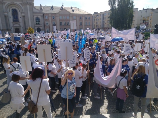 Ogólnopolski Komitet Protestacyjno-Strajkowy Pracowników Ochrony Zdrowia przedstawił w sumie osiem postulatów. Protestujący domagają się spotkania z szefem rządu. Odrzucają propozycje spotkania wysuwane przez ministra zdrowia, Adama Niedzielskiego