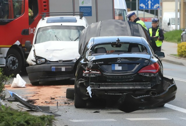 Na skrzyżowaniu ulic Struga i Miłej doszło do zderzenia trzech samochodów.