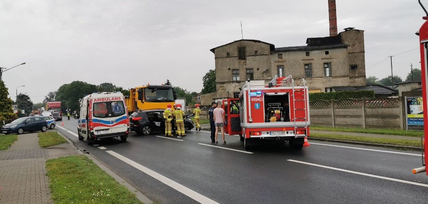 Wypadek w Rakoniewicach. Samochód ciężarowy zderzył się z osobówką 