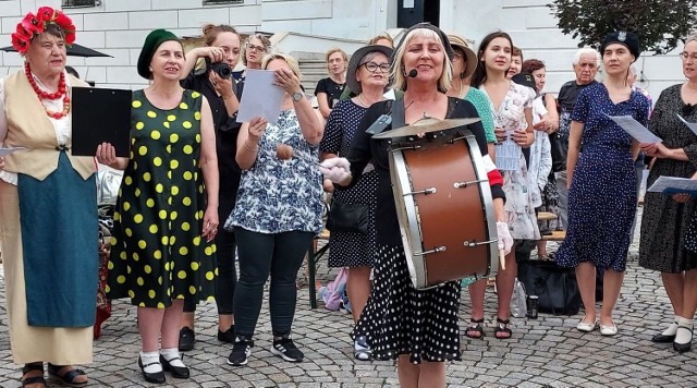 Spotkanie prowadziła Anna Przybysz, inicjatorka wspólnego śpiewania patriotycznych pieśni. Więcej na kolejnych zdjęciach.