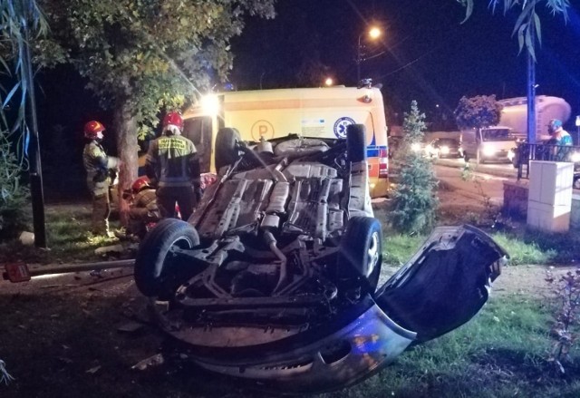 Wypadek na ulicy Kościelnej w Zduńskiej Woli. Samochód dachował w parku