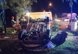 Wypadek na ulicy Kościelnej w Zduńskiej Woli. Samochód dachował w parku ZDJĘCIA