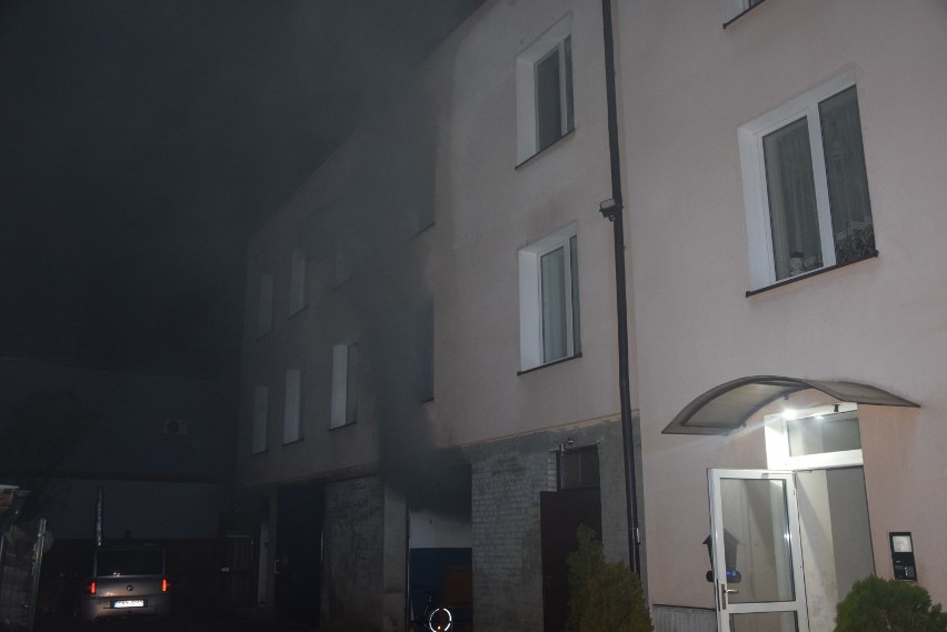 Płonie budynek mieszkalny w Miastku na ulicy Małopolskiej (WIDEO, FOTO)