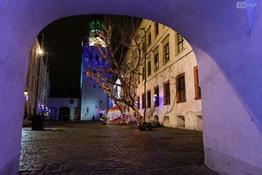 Zamek Książąt Pomorskich w Szczecinie rozświetliła świąteczna iluminacja [ZDJĘCIA] 