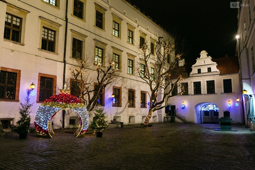 Zamek Książąt Pomorskich w Szczecinie rozświetliła świąteczna iluminacja [ZDJĘCIA] 