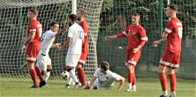 5. liga chrzanowska. LKS Gorzów - Hejnał Kęty 2:3. Na zdjęciu: Jakub Januszyk zdobywa pierwszą bramkę dla kęczan, sprawiając sobie urodzinowy prezent.