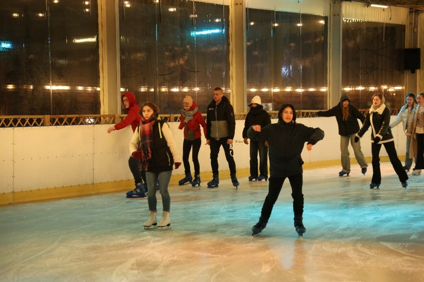 Trochę ruchu przed Sylwestrem. Wspaniała zabawa na lodowisku Na Stadionie w Kielcach. Zobaczcie zdjęcia z soboty, 30 grudnia