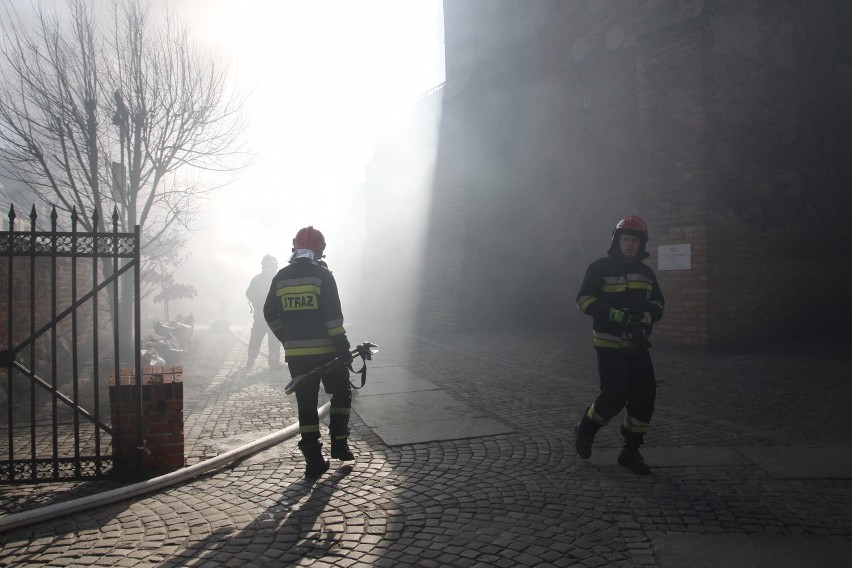 Gniezno:Pożar przy kościele farnym. Płonie samochód