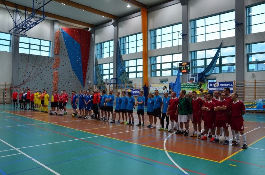 Samorządowcy grali w piłkę nożną w Staszowie. Na sportowo uczcili Święto Niepodległości