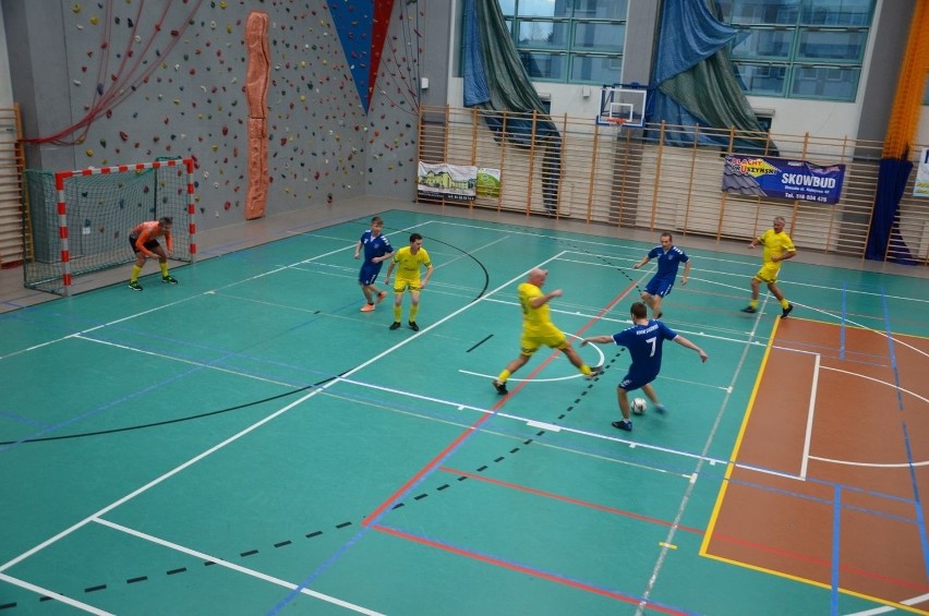 Samorządowcy grali w piłkę nożną w Staszowie. Na sportowo uczcili Święto Niepodległości