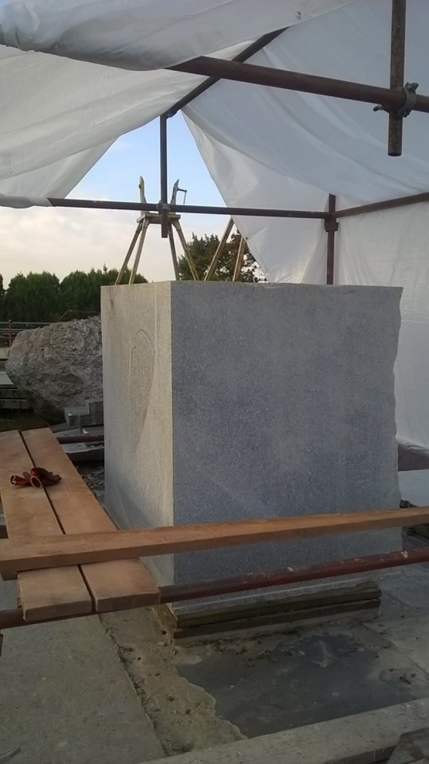 Trwa budowa nowego pomnika w Czempiniu. Zobaczcie jak przebiegają prace FOTO