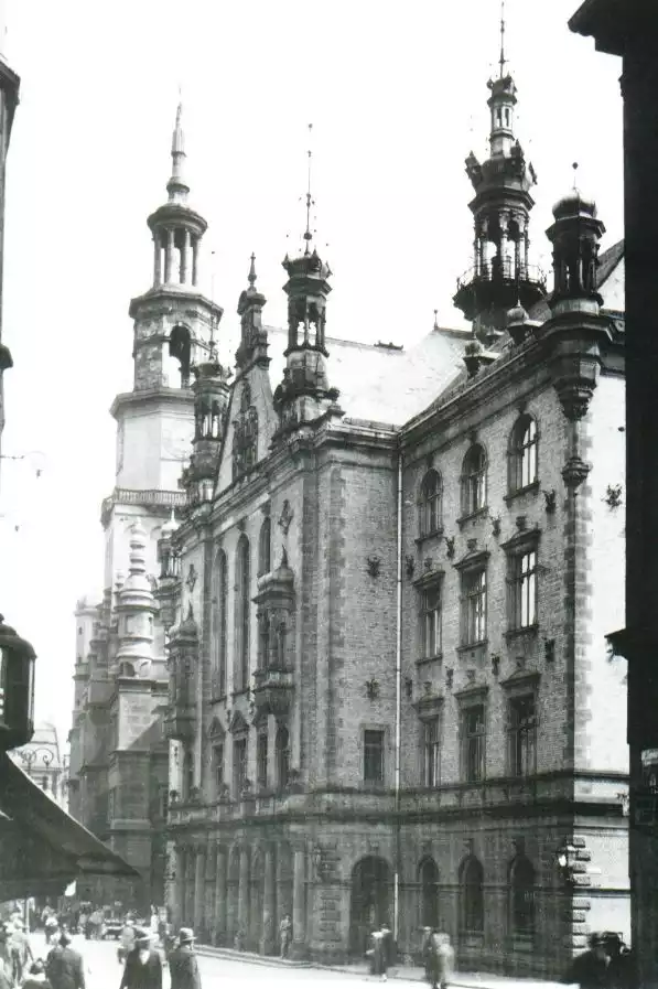 Na początku lat 50. stał jeszcze Nowy ratusz na Starym Rynku. W nim mieściła się miedzy innymi siedziba PTTK