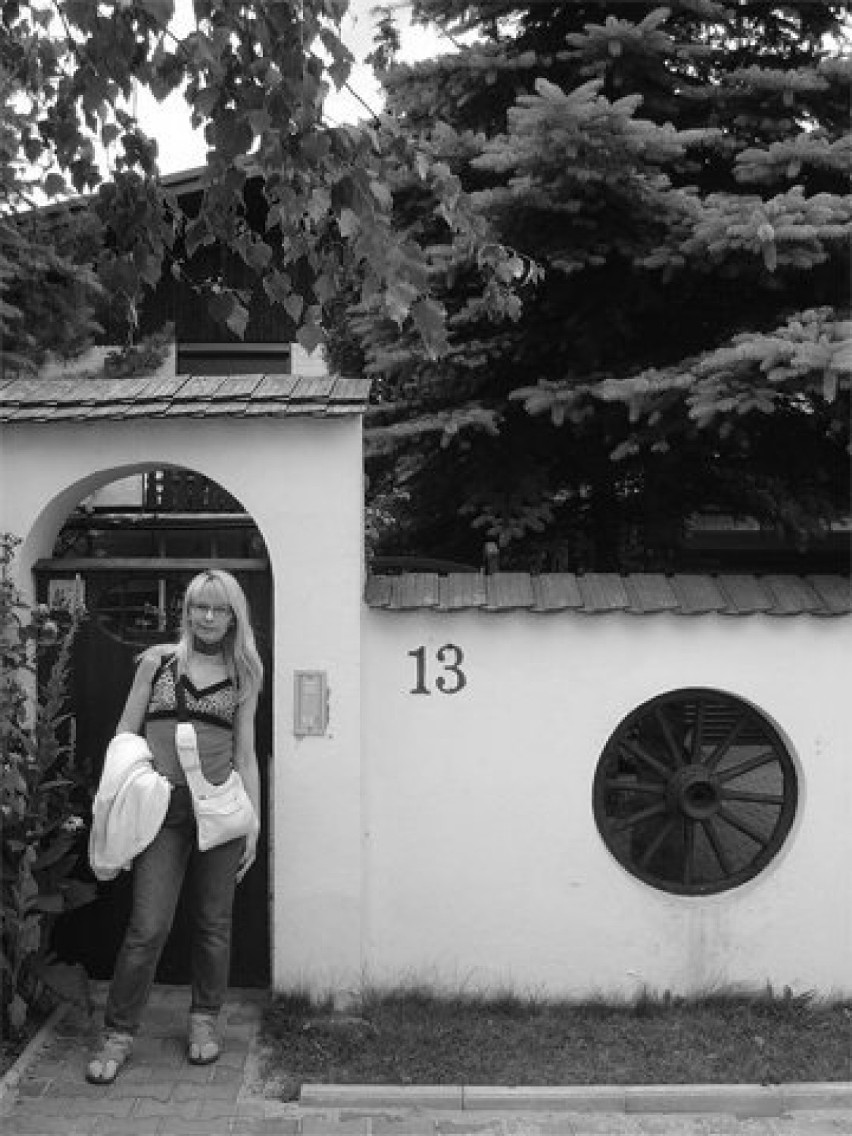 Autorka przed swym domem rodzinnym, noszącym numer 13. /...