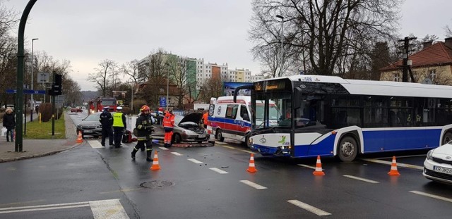 Krak&oacute;w. Wypadek na skrzyżowaniu Lea i Piastowskiej. Zderzenie autobusu z dwoma samochodami