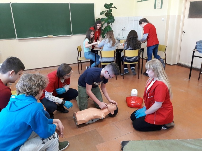 Uczniowie z Inowrocławia pokazali gimnazjalistom z Pakości jak udzielać pierwszej pomocy i bronić się [zdjęcia] 