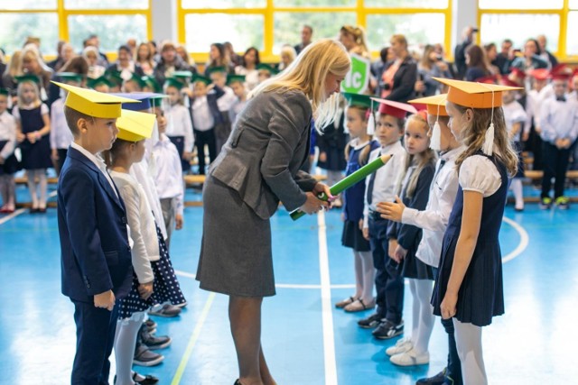 W Bydgoszczy od września bieżącego roku naukę w szkołach podstawowych, prowadzonych przez miasto, rozpoczęło 2816 pierwszoklasistów. Po niespełna miesiącu od pierwszego dzwonka w szkołach, rozpoczęły się uroczystości związane z przyjęciem ich do grona uczniów. W piątek (28 września) pasowanie na ucznia odbyło się w Szkole Podstawowej nr 60 w Bydgoszczy.

Dla 119 dzieci z pięciu klas pierwszych oraz ich rodziców i dziadków to była bardzo wzruszająca i niezapomniana chwila. Maluchy, w obecności wicedyrektor szkoły Justyny Sawosz, z dumą odbierały legitymacje szkolne i akty pasowania na ucznia. Każde dziecko otrzymało też upominek. 

Uroczystość, którą zorganizowano w sali gimnastycznej, poprowadziły trzy nauczycielki edukacji wczesnoszkolnej: Anna Jarocka, Katarzyna Falatyn i Natalia Grzelak.


Flesz: Mundurowi mają dość. Co dalej z naszym bezpieczeństwem? 

