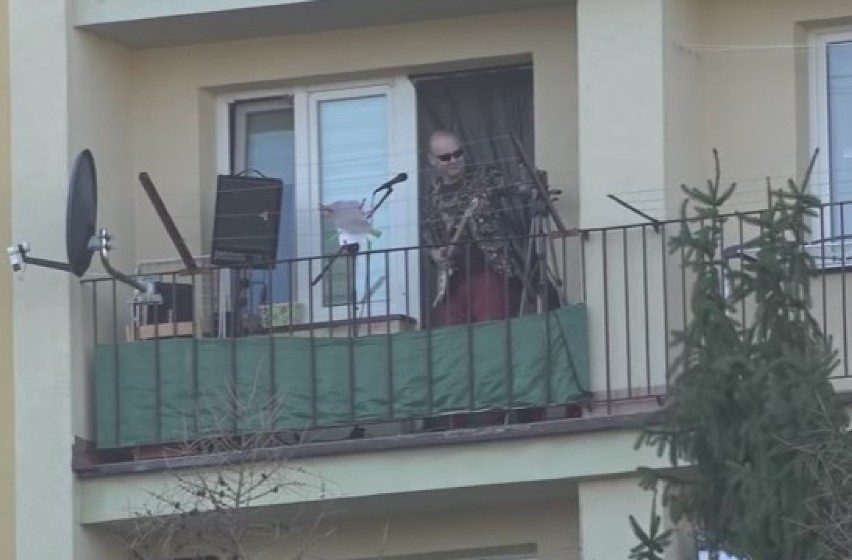 Koncert Sławka Litwy z balkonu w Gorlicach. W czasie pandemii śpiewa, by dodać otuchy swoim sąsiadom, ale też wszystkim gorliczanom