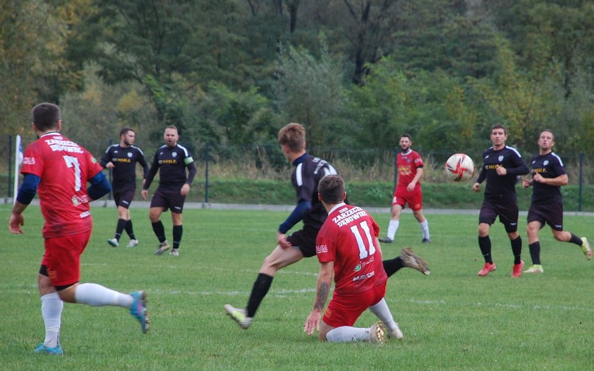 LKS Skołyszyn (czarne stroje) pokonał GKS Zarzecze-Dębowiec...