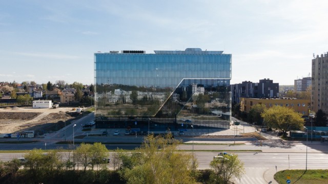 TOP1 – Tischnera Office

Należący do dewelopera Cavatina biurowiec jest największym w Krakowie. Zajmuje niemal 33 tys. mkw. Do użytku został oddany w 2019 roku. Znajduje się przy skrzyżowaniu ul. Tischnera i Zakopiańskiej. Jest energooszczędny i bardzo zielony, najemcy mogą korzystać m.in. z zielonych tarasów i wewnętrznego patio z fontannami i oczkami wodnymi.