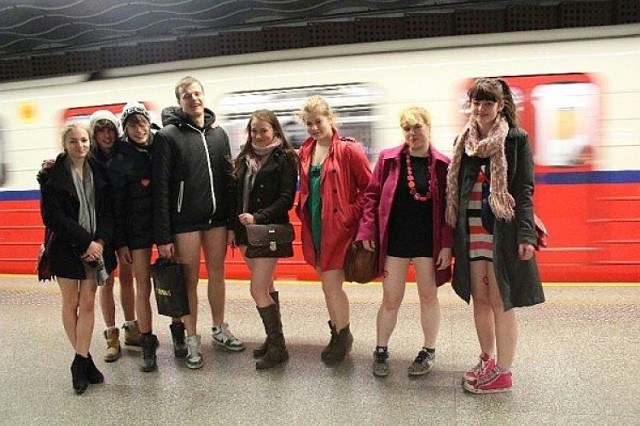 Bez spodni w metrze warszawa 2012 - zdjęcia