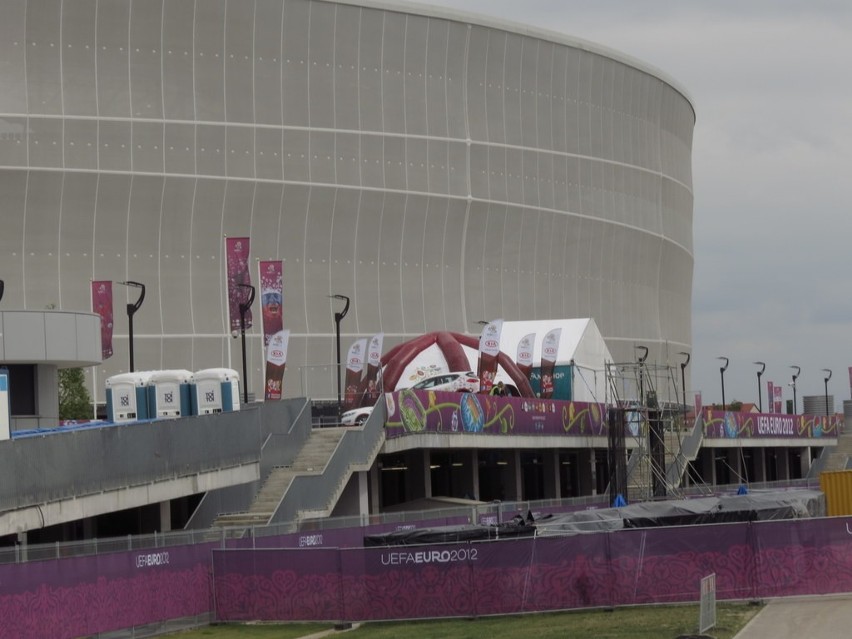 Wrocław: Pierwsi kibice i ostatnie przygotowania na Stadionie Miejskim (ZDJĘCIA)